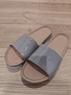【新品同様】UGG W JANE PATENT サンダル 26cm グレーのサムネイル