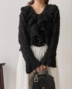 【Chico】フリルデザインフロントリボンブラウス