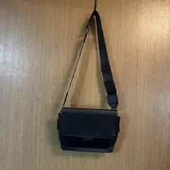 ブラックショルダーバッグ フラップ付き
