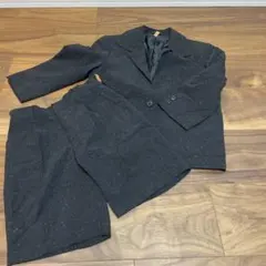 黒いスーツジャケットとショートパンツセット