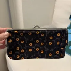 Marimekko がま口ポーチ 花柄 ブラックのサムネイル