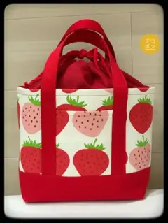 ハンドメイド　保冷保温　お弁当バッグ(大)トート型・おっきないちご柄アイボリー