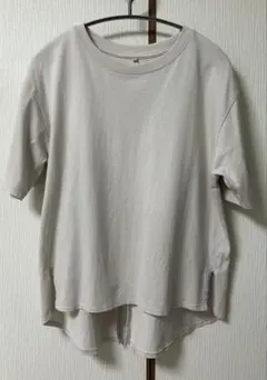 バックスリット 半袖Tシャツ ベージュ Mサイズのサムネイル