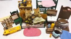 シルバニア　シマリスの人形とソファ、勉強机、二段ベッド、トイレ等の家具小物セット