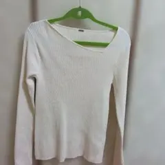 アイボリー リブ編み Vネック 長袖ニット