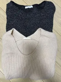 黒オフショルダー＆ベージュVネックニットセット