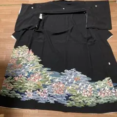 お値下げしました❗️友禅作家物　　　黒留袖 花柄刺繍