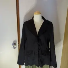 フリル付き黒テーラードジャケット