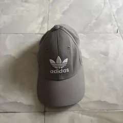 adidas グレー キャップ