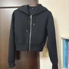 GU ブラック フード付き クロップドパーカー