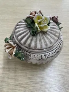 ヨーロッパ ハンドメイドの磁器・陶器 蓋付きボウル ぶどうモチーフ