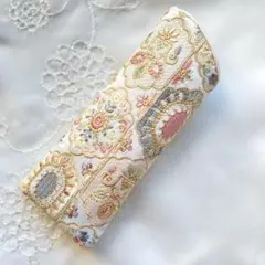 クリーム系　インド刺繍　メガネケース　大人可愛い　出し入れ簡単　ペールトーン