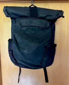 adidasリュック黒。ポケット多数。