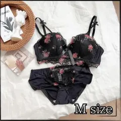 ブラック　Ｍサイズ　シームレスブラ　￼ノンワイヤー　レース