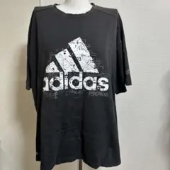 一　メンズ　アディダス　ブラック　Tシャツ﻿　柄あり　ロゴ入り　おしゃれ　人気