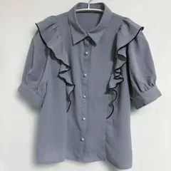 【イング】フリル付きシャツパールボタン