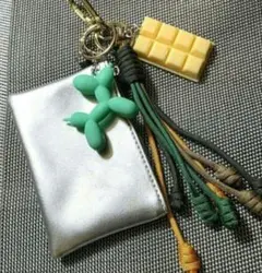 ハンドメイド　バックチャーム　じゃらじゃらキーホルダー　パラコード　ポーチつき