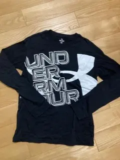 Under Armour 黒 長袖カットソー YLG 150