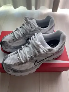 NIKE エアマックスMOTO 2K ホワイト シルバー スニーカー