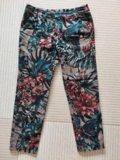 フローラルデザイン カジュアルパンツ