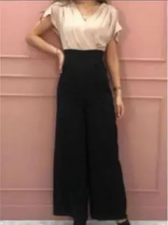 ベージュと黒のハイウエストオールインのサムネイル