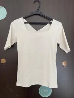 AZUL BY MOUSSY アイボリー Vネック 半袖 M