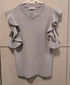 オフショルフリルトップス