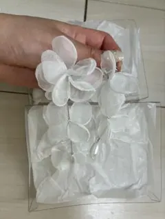 フラワーデザイン パール　シフォン　イヤリング(ホワイト)