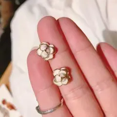 花の形状 ゴールドトーンピアス