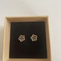 樹脂ピアス 花形スタッドピアス 青色ストーン