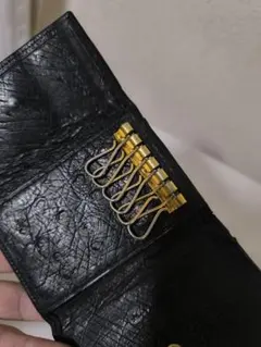 dunhill　ブラックレザーキーケース Eの刺繍付き