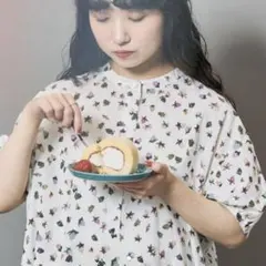 アトリエドゥサボン ちぎりいちごプリント スタンドカラーワンピースのサムネイル