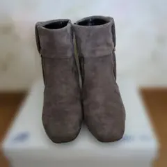 グレー スエード ブーツ 中ヒール