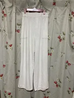白い伸縮性のあるウエストのリネンパンツ