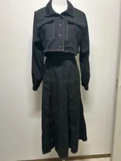 黒のクロップジャケットとロングスカートセットアップ