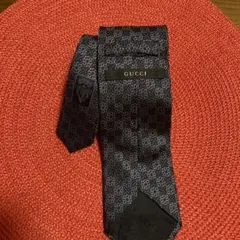 GUCCI ネクタイ 赤シミあり　ブラック系 総柄