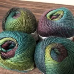 グラデーションウールヤーン4玉グリーン系