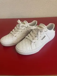 【値下げ】【新品】GUESS LOVENキルティング ホワイトスニーカー24cmのサムネイル