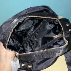 ブラックナイロンボディバッグ