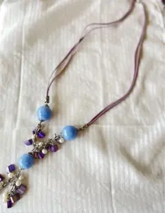 水色、紫、パール調パーツ、のネックレス