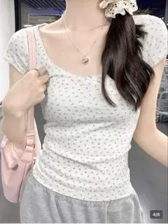 リブ編み小花柄VネックTシャツのサムネイル