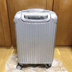 新品未使用 キャリーケース 機内持ち込み可能 レインカバー付き 軽量 シルバーのサムネイル