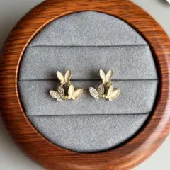 バタフライデザイン ピアス パール調 × ビジュー装飾 上品16×16mm