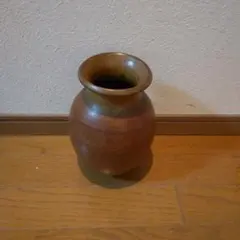 茶色の陶器製丸型花瓶