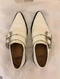 TOGA PULLA メタルバックル ローファー ホワイトのサムネイル