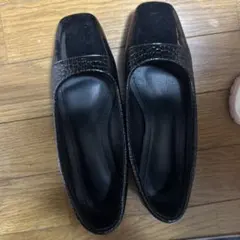 黒 エナメル スクエアヒール パンプス