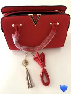 2wayバッグ　レッド　チャーム付き　V クロコ柄　おしゃれ　旅行　ファスナー式