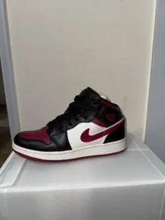 Nike Air Jordan 1 Mid ブラック/レッド