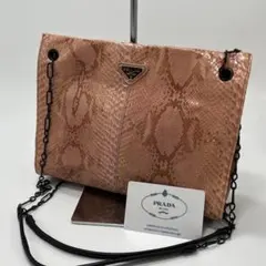 【希少】プラダ　チェーンショルダーバッグ　パイソン　ピンク　レザー　三角プレート