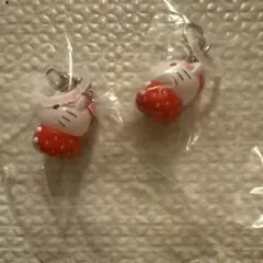 サンリオ　ガチャガチャ　いちごめじるしアクセサリー　キティ2個
